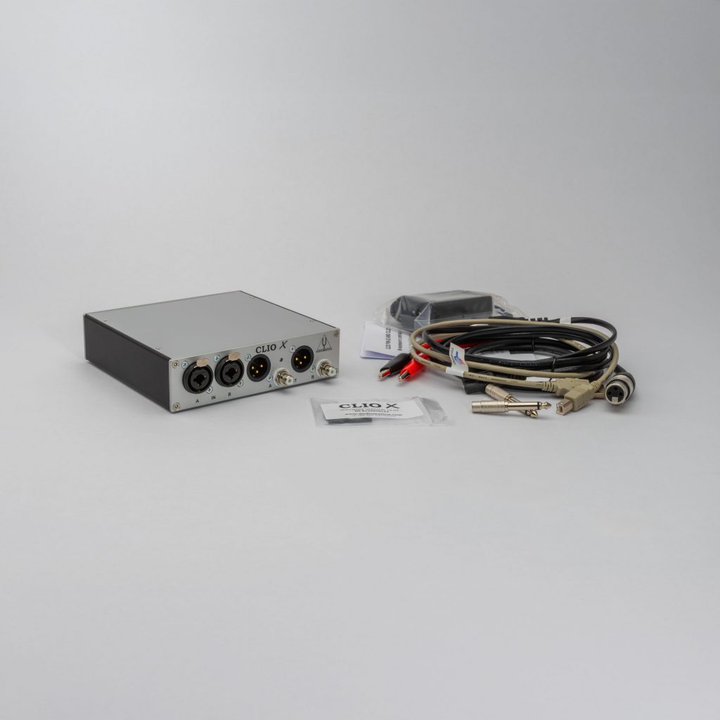 Audiomatica Clio X mit Software 14 und Zubehör auf weißem Hintergrund Bildformat 1zu1 Teile ausgebreitet