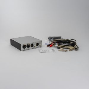 Audiomatica Clio X mit Software 14 und Zubehör auf weißem Hintergrund Bildformat 1zu1 Teile ausgebreitet